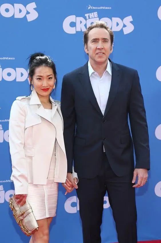 56岁好莱坞巨星牵26岁亚裔女友上街 妹子拎MK包包一脸幸福 却被网友喷惨了...