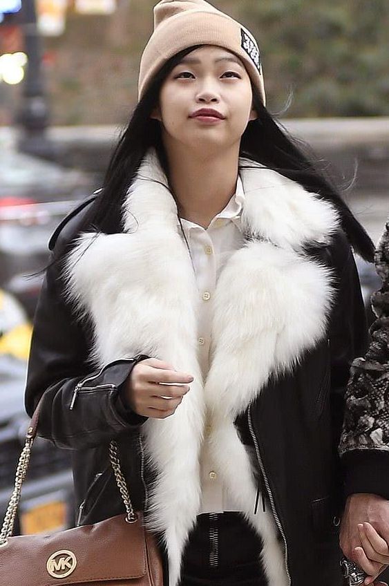 56岁好莱坞巨星牵26岁亚裔女友上街 妹子拎MK包包一脸幸福 却被网友喷惨了...