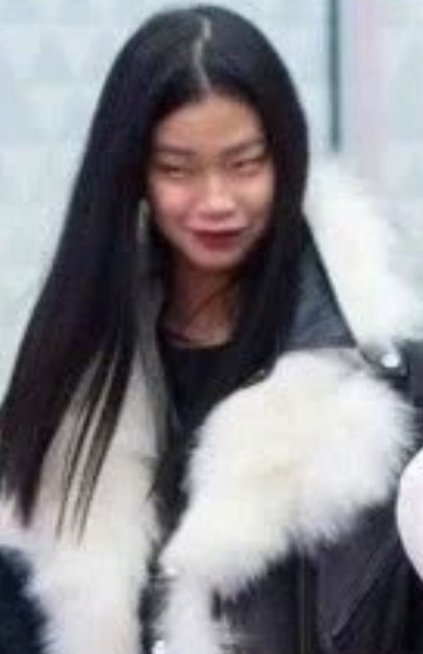 56岁好莱坞巨星牵26岁亚裔女友上街 妹子拎MK包包一脸幸福 却被网友喷惨了...