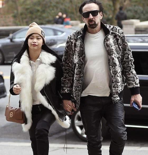 56岁好莱坞巨星牵26岁亚裔女友上街 妹子拎MK包包一脸幸福 却被网友喷惨了...