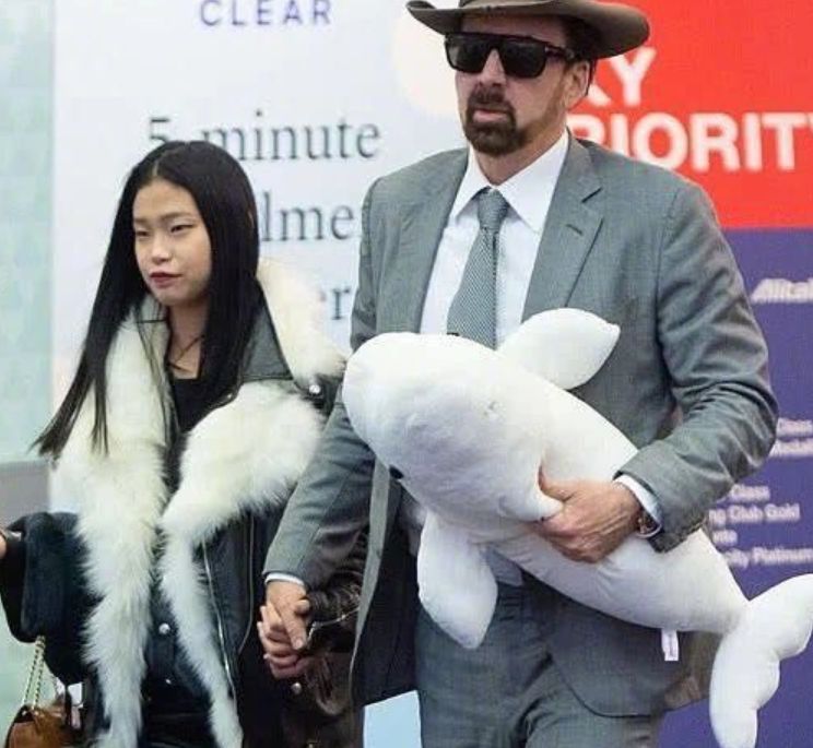 56岁好莱坞巨星牵26岁亚裔女友上街 妹子拎MK包包一脸幸福 却被网友喷惨了...