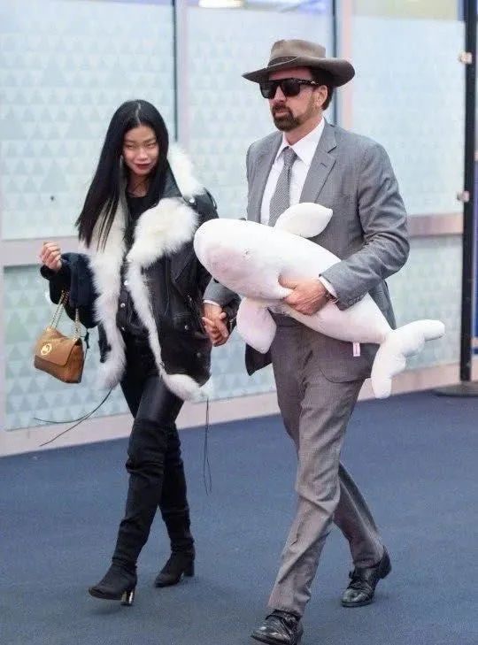 56岁好莱坞巨星牵26岁亚裔女友上街 妹子拎MK包包一脸幸福 却被网友喷惨了...