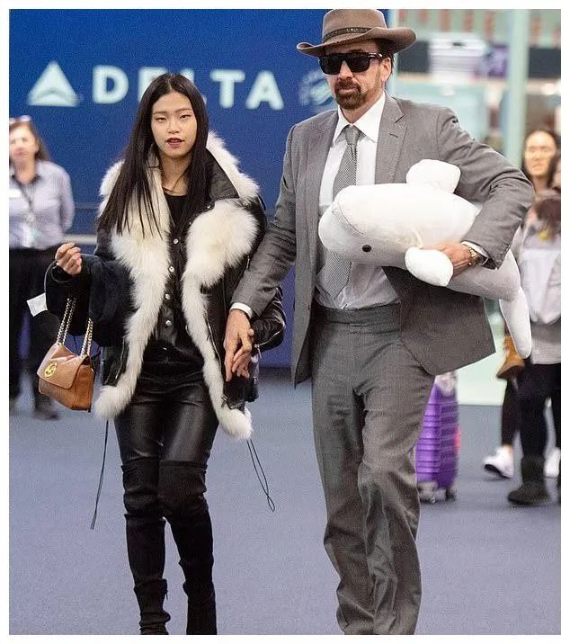 56岁好莱坞巨星牵26岁亚裔女友上街 妹子拎MK包包一脸幸福 却被网友喷惨了...
