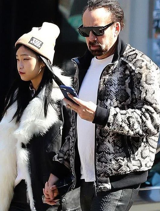 56岁好莱坞巨星牵26岁亚裔女友上街 妹子拎MK包包一脸幸福 却被网友喷惨了...