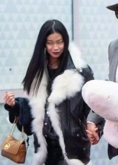 56岁好莱坞巨星牵26岁亚裔女友上街 妹子拎MK包包一脸幸福 却被网友喷惨了...