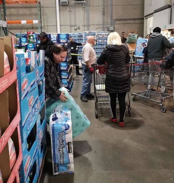总理老婆确诊吓坏大温民众! Costco沃尔玛被攻陷 卫生纸饮用水全限购了!