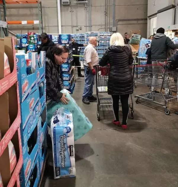 总理老婆确诊吓坏大温民众! Costco沃尔玛被攻陷 卫生纸饮用水全限购了!