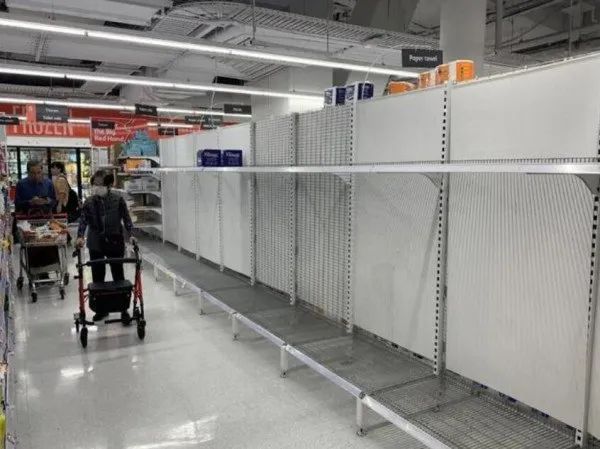 总理老婆确诊吓坏大温民众! Costco沃尔玛被攻陷 卫生纸饮用水全限购了!