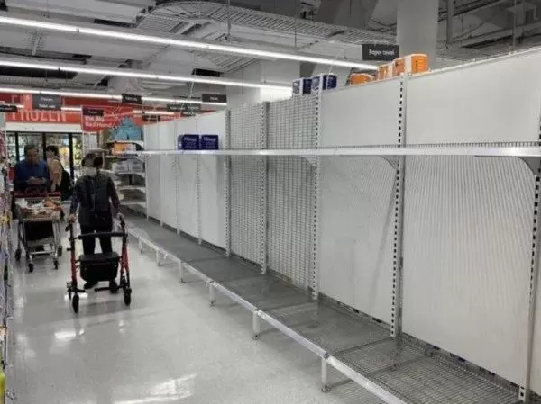 总理老婆确诊吓坏大温民众! Costco沃尔玛被攻陷 卫生纸饮用水全限购了!