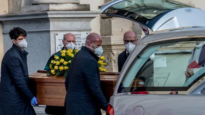 惨剧! 夫妻感染新冠 2小时内先后死亡 儿子不敢拥抱病毒遗体!