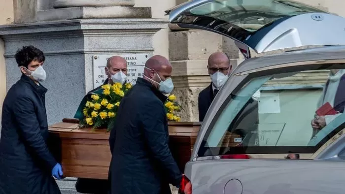 惨剧! 夫妻感染新冠 2小时内先后死亡 儿子不敢拥抱病毒遗体!