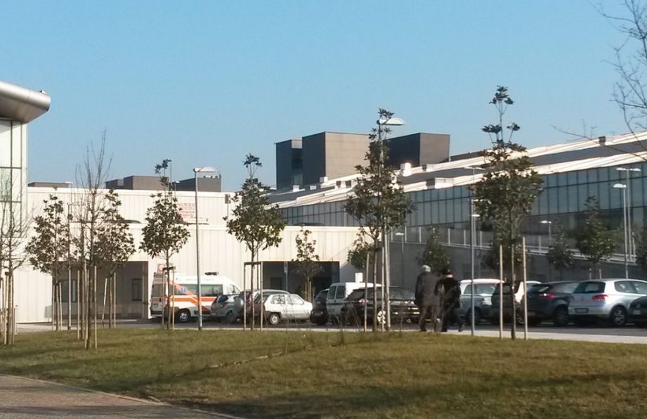 惨剧! 夫妻感染新冠 2小时内先后死亡 儿子不敢拥抱病毒遗体!