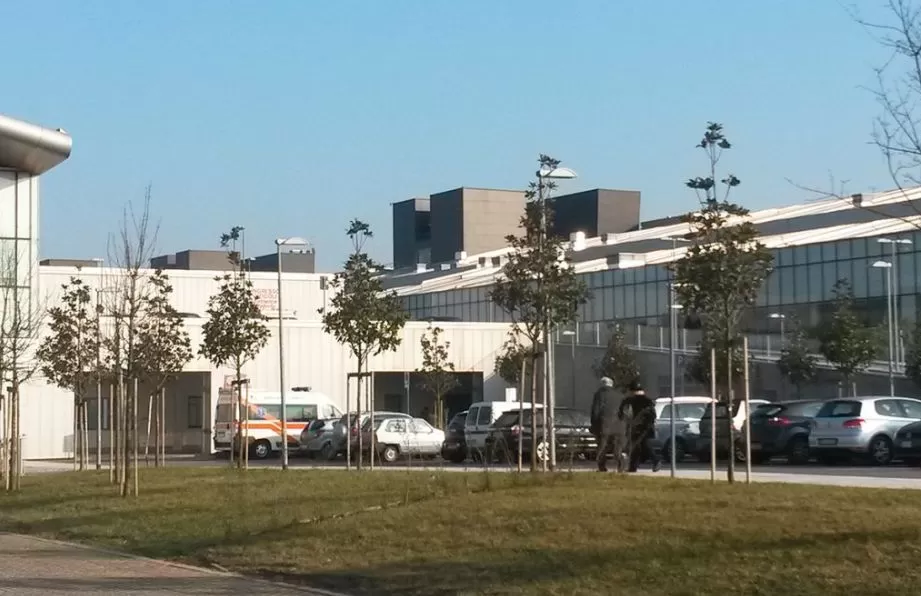 惨剧! 夫妻感染新冠 2小时内先后死亡 儿子不敢拥抱病毒遗体!