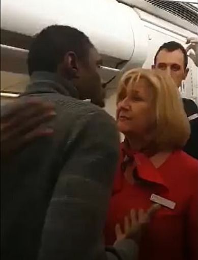 气炸! 大疫当前 乘客和空姐在飞机上互扇耳光 狂吐口水!