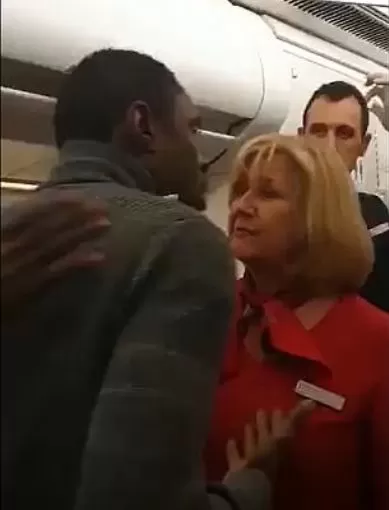 气炸! 大疫当前 乘客和空姐在飞机上互扇耳光 狂吐口水!