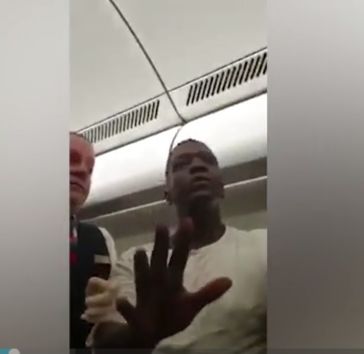 气炸! 大疫当前 乘客和空姐在飞机上互扇耳光 狂吐口水!
