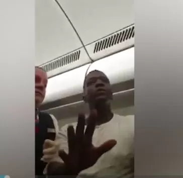 气炸! 大疫当前 乘客和空姐在飞机上互扇耳光 狂吐口水!