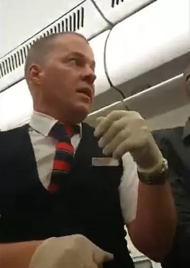 气炸! 大疫当前 乘客和空姐在飞机上互扇耳光 狂吐口水!