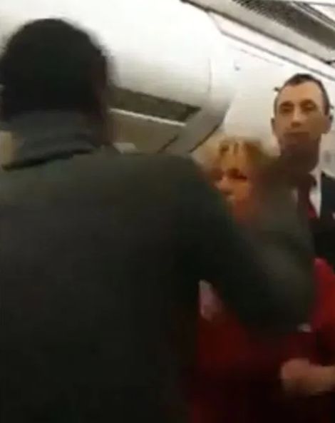 气炸! 大疫当前 乘客和空姐在飞机上互扇耳光 狂吐口水!