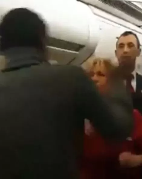 气炸! 大疫当前 乘客和空姐在飞机上互扇耳光 狂吐口水!
