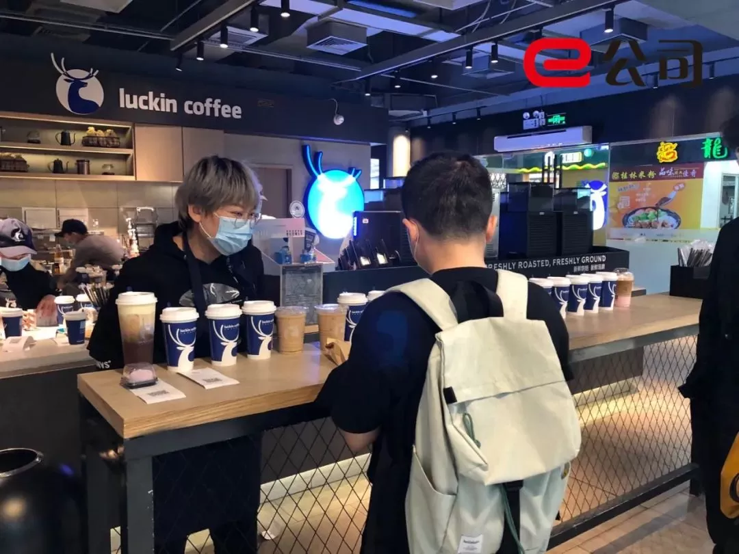 实探瑞幸门店:订单潮涌挤兑式消费 店员称你懂的