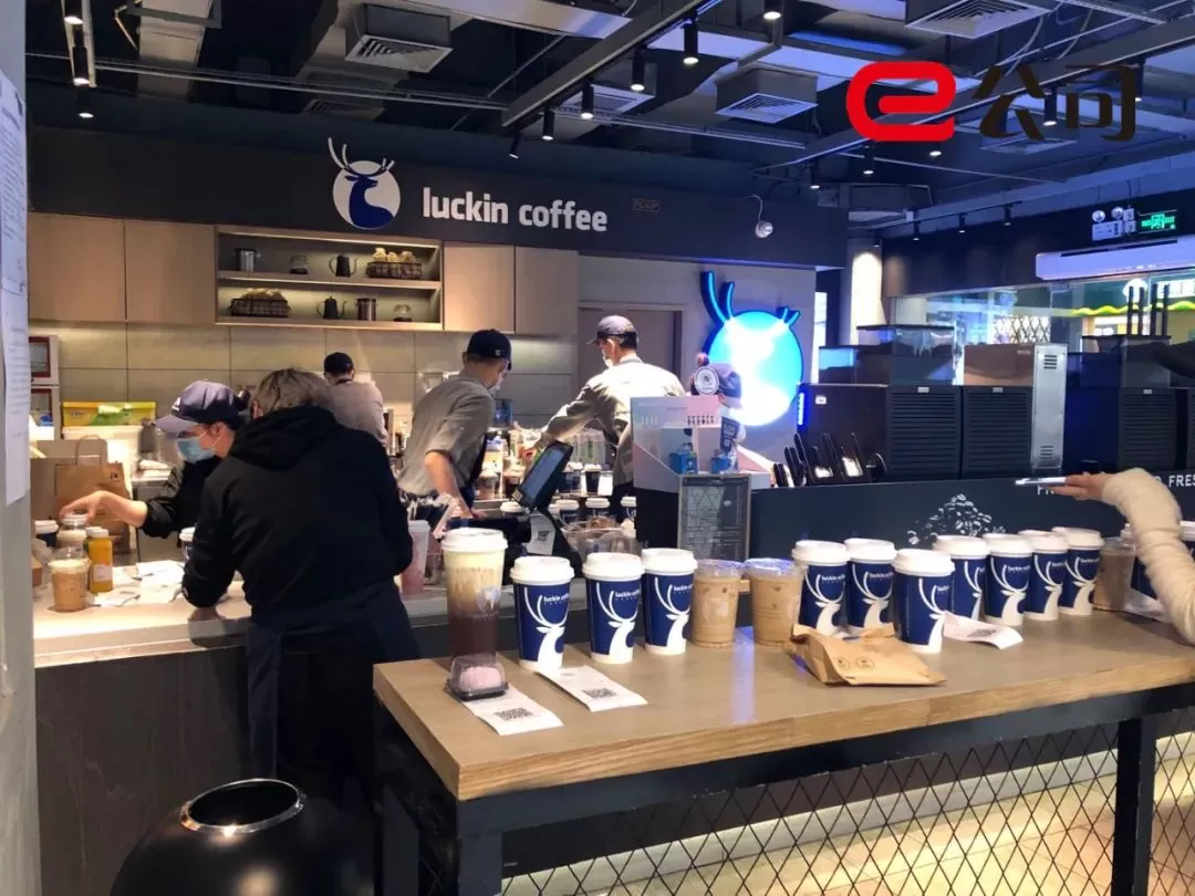 实探瑞幸门店:订单潮涌挤兑式消费 店员称你懂的