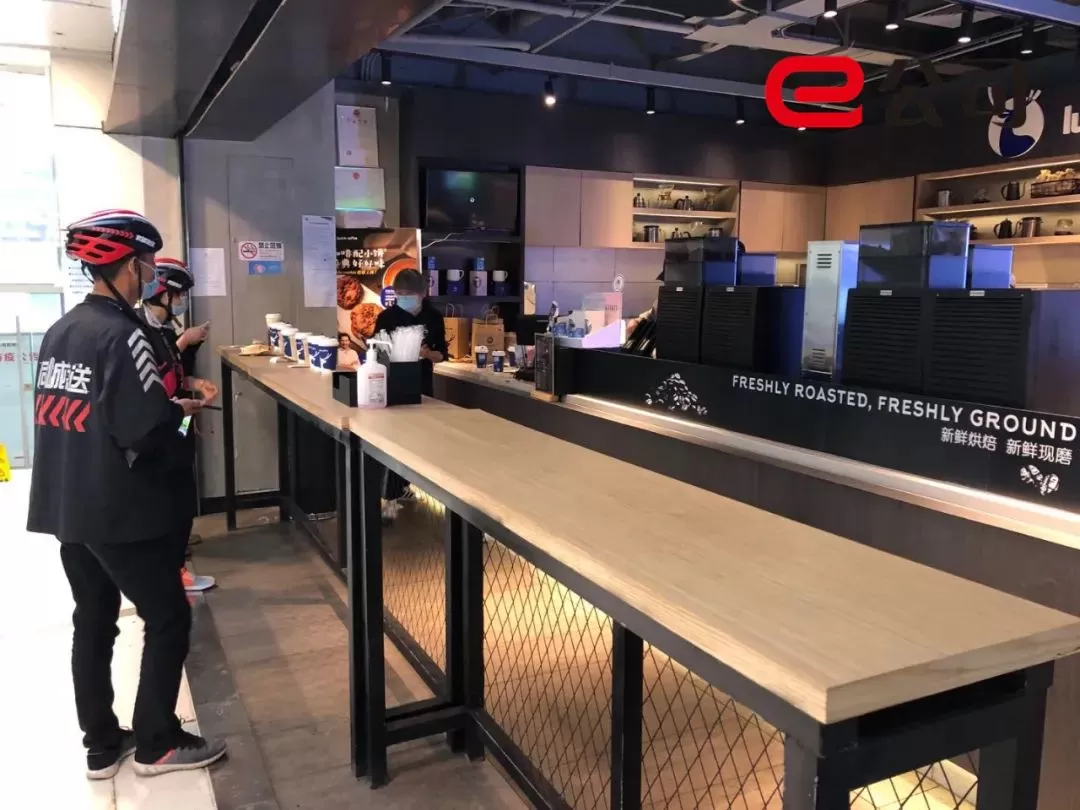 实探瑞幸门店:订单潮涌挤兑式消费 店员称你懂的