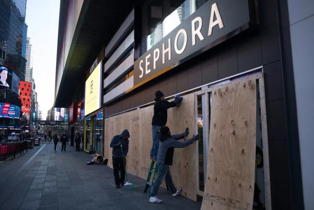 纽约超1500名警察确诊，店铺纷纷加固木板自救