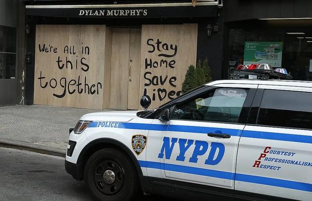 纽约超1500名警察确诊，店铺纷纷加固木板自救