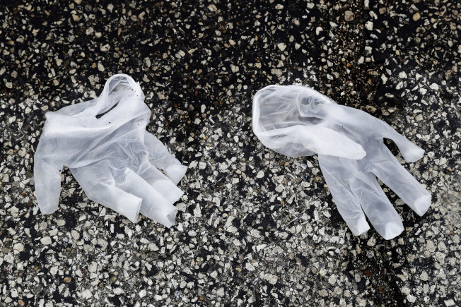  到处都可见到被抛弃的乳胶手套。(美联社)