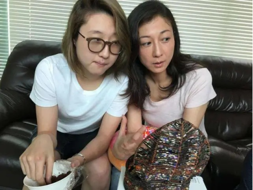 心酸! 成龙女儿被曝在加拿大买不起口罩 靠生吃大蒜防疫 捡垃圾维生!