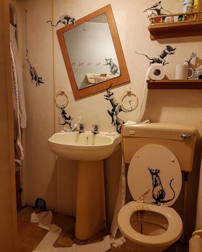 身分成谜的英国当代街头艺术家班克西在Instagram公布居家避疫期间的创作，在厕所画出成群老鼠在捣乱，还指“妻子讨厌我在家工作”。取材自Instagram