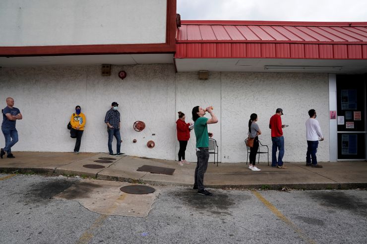 阿肯色州费耶特维尔的失业者6日在阿肯色州劳动力中心排队登记。（图片来源：路透社）
