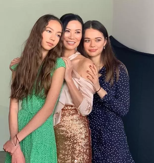 邓文迪母女三人健身，又分260亿的女儿才是真名媛，妈妈要让位了
