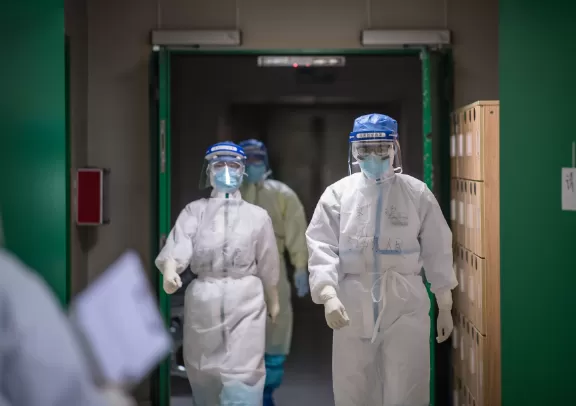 不妙! 国内多地发现温哥华输入病例  刚回国就送救护车 加国疫情细思极恐
