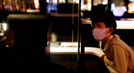 华人亲述感染确诊经历: 高烧10天 治疗只能靠免疫 鼻咽拭子检测生不如死
