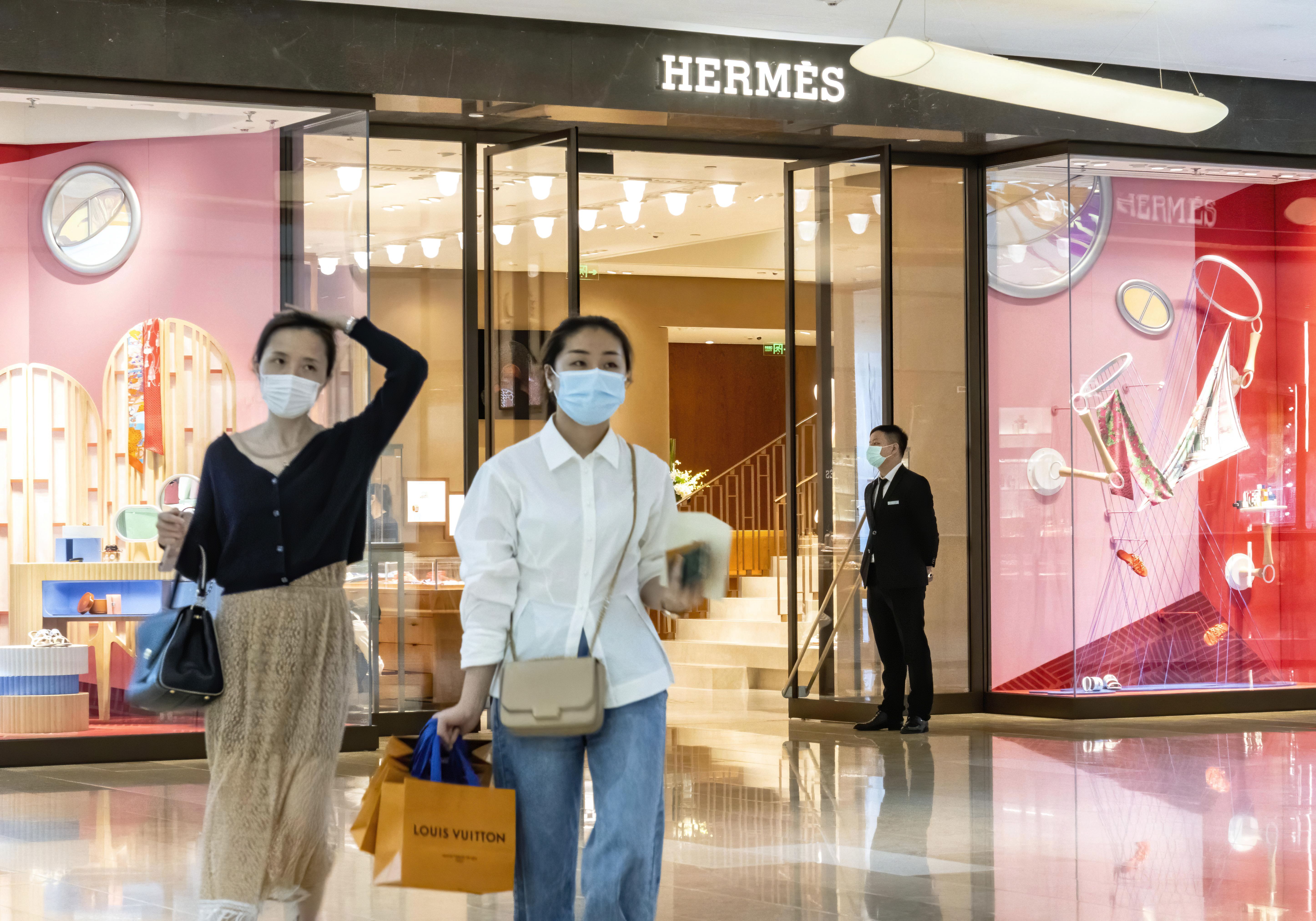 广州的精品龙头爱马仕（Hermès）太古汇专卖店重开，引来大批人潮排队购买。(欧新社)