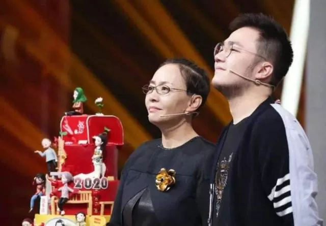 英达200万超跑和别墅曝光！小儿子年薪百万，和亲哥巴图大不同？