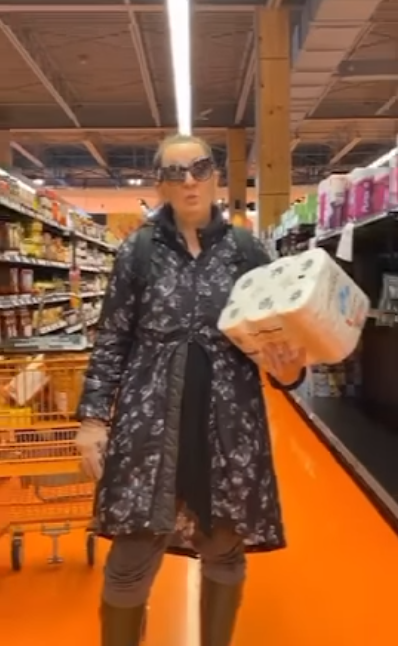 温哥华亚裔美女逛超市 竟遭白人大妈疯狂打骂: 你在传播病毒 贱人!