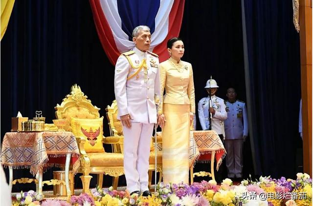 娶5个美貌王妃，废掉4位，泰国国王“自导自演”一出残酷的后宫戏