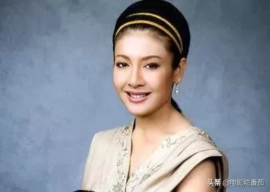 娶5个美貌王妃，废掉4位，泰国国王“自导自演”一出残酷的后宫戏