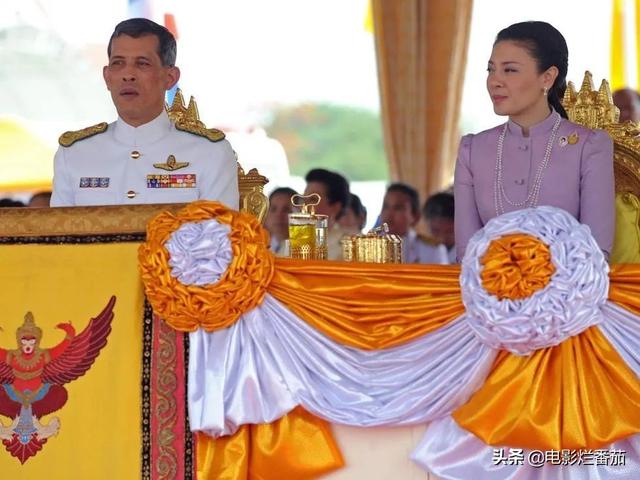 娶5个美貌王妃，废掉4位，泰国国王“自导自演”一出残酷的后宫戏