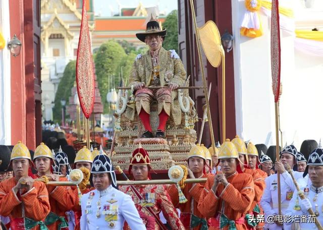 娶5个美貌王妃，废掉4位，泰国国王“自导自演”一出残酷的后宫戏