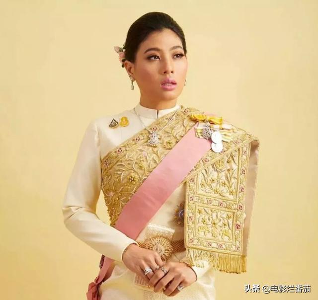 娶5个美貌王妃，废掉4位，泰国国王“自导自演”一出残酷的后宫戏