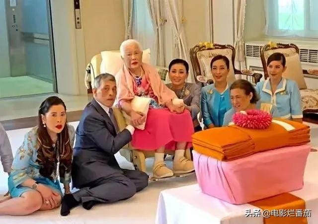 娶5个美貌王妃，废掉4位，泰国国王“自导自演”一出残酷的后宫戏