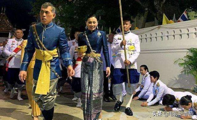 娶5个美貌王妃，废掉4位，泰国国王“自导自演”一出残酷的后宫戏
