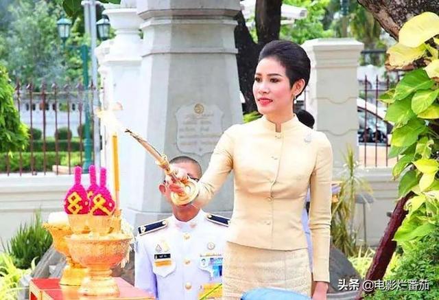 娶5个美貌王妃，废掉4位，泰国国王“自导自演”一出残酷的后宫戏