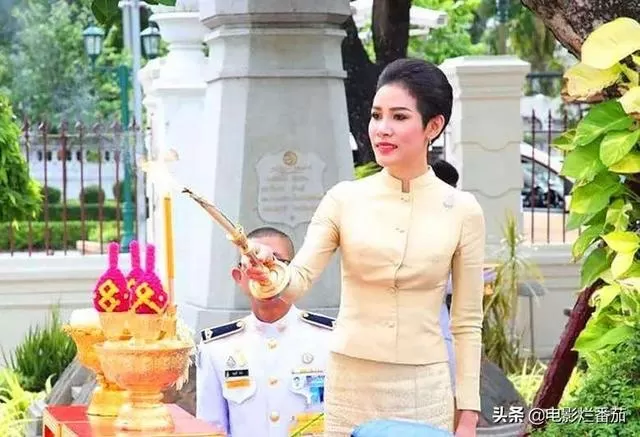 娶5个美貌王妃，废掉4位，泰国国王“自导自演”一出残酷的后宫戏