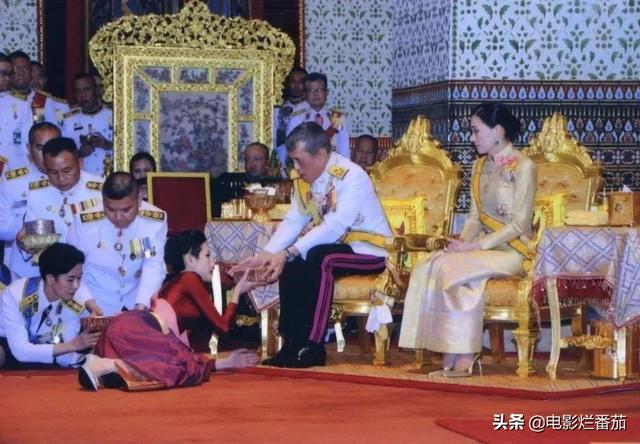 娶5个美貌王妃，废掉4位，泰国国王“自导自演”一出残酷的后宫戏