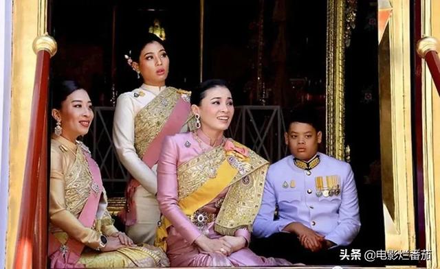 娶5个美貌王妃，废掉4位，泰国国王“自导自演”一出残酷的后宫戏
